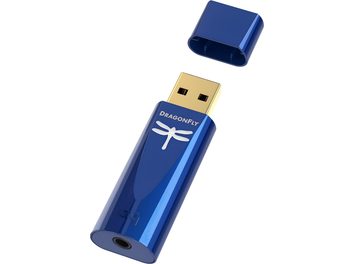 USB-lydkonverter Audioquest DragonFly koboltblå med hvid libelle, USB-stik og jackstik, set forfra og fra siden
