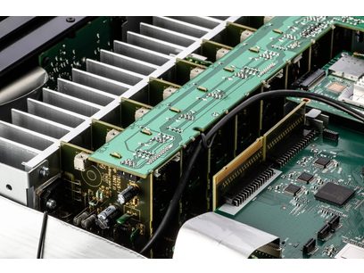 Ampli home-cinéma Denon AVC-X4800H noir, vue intérieure en plongée des circuits imprimés verts et composants électroniques