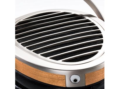 Grille de haut-parleur circulaire en métal perforé noir d'un casque audio Hifiman HE1000 V2 Stealth Magnet, vue rapprochée