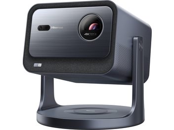 Hisense C2 videoprojektor, kolmekvarteline vaade, hall ristkülikukujuline korpus, ümmargune objektiiv, kaardus tugi, perforeeritud võre