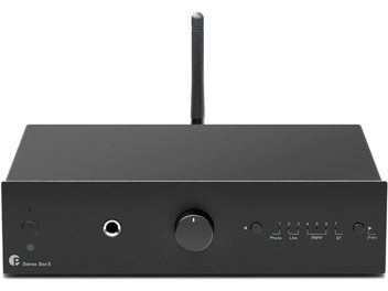 Ενισχυτής hi-fi ενσωματωμένος στερεοφωνικός Pro-Ject Stereo Box E μαύρος, μπροστινή όψη, ορθογώνια θήκη, κεντρικό κυκλικό κουμπί, υποδοχή jack, κάθετη κεραία στο πίσω μέρος, διακόπτες και ενδείξεις ευθυγραμμισμένες στα δεξιά.