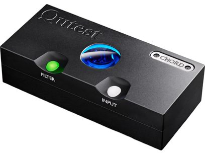 Convertisseur audio DAC Qutest noir, vue en perspective, surface supérieure avec boutons lumineux vert et blanc, logo Chord