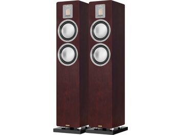 Paire d’enceintes colonne AudioVector QR3 SE noyer, coffrets élancés en bois brun noyer avec socle noir, deux haut-parleurs circulaires argentés et tweeter ruban rectangulaire sous plaque aluminium, vue de face