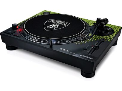 Tehnics SL-1200M7B hi-fi vrtljivi gramofon zelene barve, perspektivni pogled, krožni vrtljivi krožnik, ukrivljen tonski trak, gumbi in drsniki