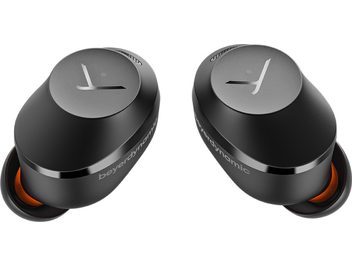 Beyerdynamic Amiron 300 in-ear hovedtelefoner i sort, nærbillede af 2 sorte ovale øretelefoner med orange ørepropper og sølvfarvet logo