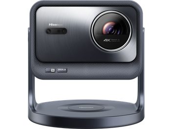 Projektor Hisense C2 Pro, widok z przodu, prostokątna szara obudowa, okrągły obiektyw po prawej stronie, logotypy JBL i IMAX