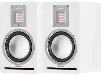Paire d’enceintes bibliothèque AudioVector QR1 SE blanches en coffret bois finition mate, vue de face, avec tweeter à ruban encastré dans plaque aluminium brossé, woofer à cône argenté cerclé métal et évent horizontal bass-reflex en bas de façade