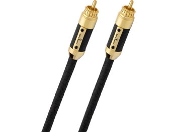 Vista obliqua sui due connettori RCA dorati del cavo coassiale digitale Oehlbach Black Connection digital, guaina nera testurizzata effetto intrecciato in PVC, corpo metallico placcato oro con placchetta laterale nera fissata da due viti