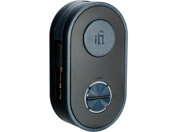 Trådlös sändare iFi Audio UP Travel i nattblå plast med matt yta, ovalt hus med rundade hörn visad i trekvarts vy från fram, med upphöjt logotypdisk på ovansidan och nedre rifflad cirkulär ratt