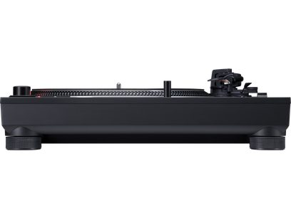 Tehnični hi-fi gramofon SL-1200M7B zelene barve, pogled od spredaj, pravokoten kot, valjasti nogici, perforiran vrtljivi krožnik, ročica za branje na desni strani