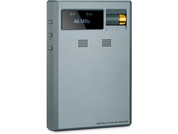 Prenosni audio pretvornik Cayin RU9 v mat sivi aluminijasti končniku, pogled z sprednje strani v rahli perspektivi, opremljen s črnim zaslonom, ki prikazuje 44,1 kHz, teksturirano zeleno vrtljivo tipko z zlatim koncem, dvema preperforiranima odprtinama za prezračevanje in tremi stranskimi gumbi.