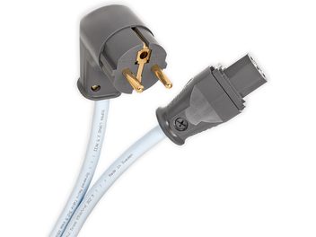 Zbliżenie pod kątem trzech czwartych kabla zasilającego Supra Lorad 2.5 IEC Fr o długości 2 m, z jasnoniebieską osłoną PVC i ciemnoszarymi plastikowymi wtyczkami, zgiętym wtykiem Schuko o pozłacanych bolcach i pasującym żeńskim końcówką IEC
