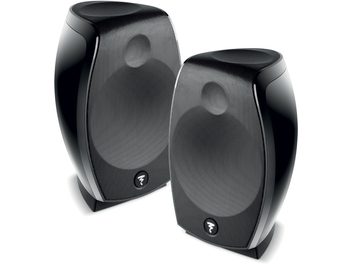 Focal Sib Evo Dolby Atmos 2.0 sorte højttalere, set forfra, afrundet form, sort gitter, sølvfarvet logo