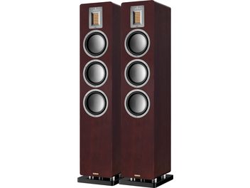 Paire d'enceintes colonnes AudioVector QR5 SE noyer, coffret brun foncé en placage bois monté sur socle noir, façade comportant trois boomers circulaires gris foncé et un tweeter ruban carré cerclé aluminium, vue de trois-quarts avant