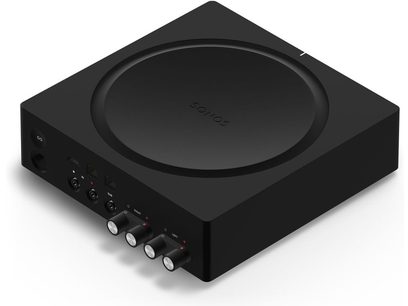 Črn stereo hi-fi ojačevalnik Sonos Amp, pogled od zgoraj, kvadratne oblike, z okroglo mrežico na sredini, 4 gumbi in priključki na zadnji strani