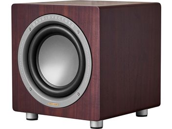 Caisson de grave AudioVector QR Sub SE noyer, vue de trois-quarts avant, coffret cubique en bois noyer sombre à grain visible, haut-parleur circulaire à membrane grise cerclé d’un anneau aluminium, posé sur quatre pieds cylindriques métalliques