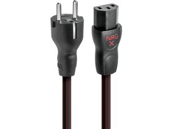 Audioquest NRG-X3 C13 2 m nätkabel i svart PVC med röda ränder, framifrån vy på kontakterna i texturerad svart plast med europeiskt tvåpoligt metallstift och IEC-hona.