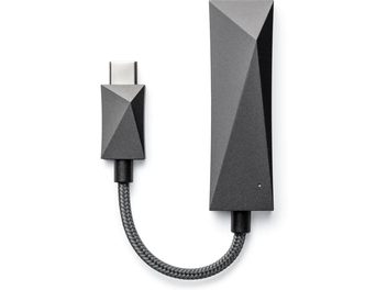 Bærbar lydkonverter Astell&Kern AK HC3, to mørkegrå prismatiske elementer forbundet med kabel, på en hvid til grå gradueret baggrund