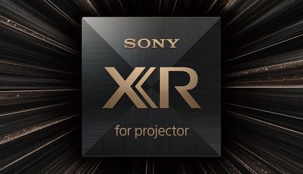 Carré noir avec texte doré "SONY XR for projector" au centre, fond rayonnant noir et doré