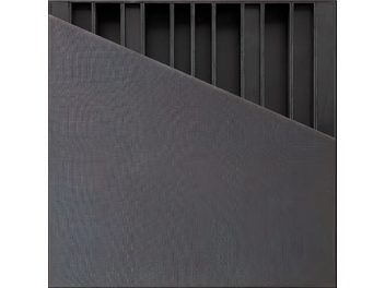Panneaux acoustiques rectangulaires gris foncé texturés, vue rapprochée de face, alignés verticalement sur un fond noir