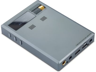 Portabel digital-analog-omvandlare Cayin RU9 i grå aluminium, vy från övre trekvartsvinkel, med en svart rektangulär skärm, en förgylld rifflad volymratt, tre sidoknappar och ljud- och USB-portar på kanten.