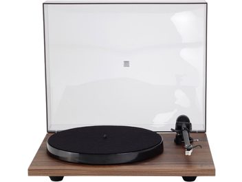 Giradischi hi-fi Rega Planar 1 in legno laminato, vista frontale, base rettangolare con finitura in legno, coperchio trasparente sollevato, piatto circolare nero, braccio di lettura nero posizionato a destra