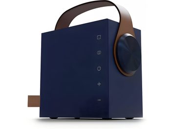 Enceinte Bluetooth portable Morel Biggie bleu nuit, boîtier cubique en plastique mat bleu nuit avec large molette circulaire sombre sur le flanc droit et anse arquée en cuir brun, vue trois-quarts avant