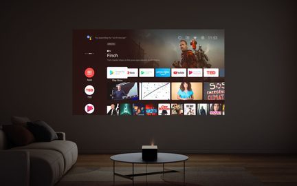 Écran de télévision affichant une interface utilisateur avec des applications de streaming et des vignettes de films et séries