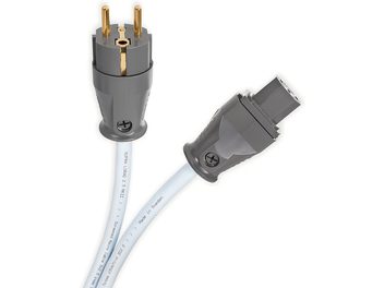 Supra Lorad 2.5 IEC-nätkabel, 1,5 m, ljusblå PVC-mantel, grå plastkontakter med förgylld tvåpolig europeisk stickpropp och IEC-hona, sned närbild