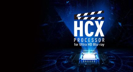 Melns un zils digitālais dizains ar stilizētu shēmu fonu, spožs mikroprocesors apakšā no priekšpuses, balts teksts «HCX PROCESSOR for Ultra HD Blu-ray» un kino klapas ikona virsū.