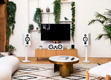 Coppia di diffusori compatti con cabinet rettangolare laccato bianco, vista frontale, ciascuno dotato di due altoparlanti circolari neri e montato su supporto metallico bianco