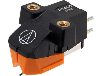 Sort og orange Audio Technica AT-VM95EN vinylpickup-enhed, set fra 3/4 forfra, med diamantspids monteret på cantilever