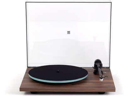 Gramofon Rega Planar 2 Nd3 orzech, widok z przodu, czarny talerz, czarne ramię, przezroczysta pokrywa