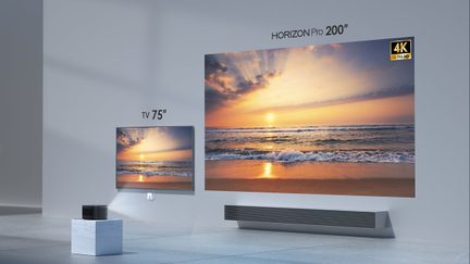 Τηλεόραση 75" και βιντεοπροβολέας 4K Horizon Pro 200" που προβάλλουν ένα ηλιοβασίλεμα σε μια παραλία, από μπροστινή όψη