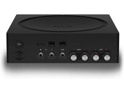 Črn stereo hi-fi ojačevalnik Sonos Amp, pogled od spredaj, s priključki in kontrolnimi gumbi na sprednji strani
