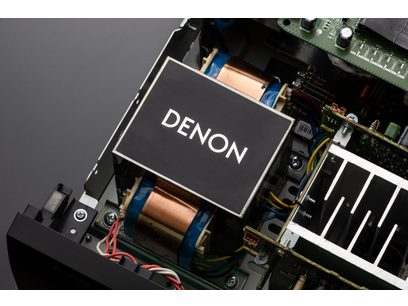 Denon AVC-X3800H sort hjemmebiografsforstærker, nærbillede af de indvendige elektroniske komponenter og stik