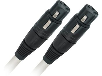 To sorte Wireworld Solstice 8 XLR-hanstik med sølvfarvede spændebånd på sorte kabler