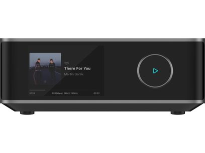 Ampli hi-fi intégré stéréo WiiM Amp Ultra noir en métal, vue de face, façade rectangulaire avec écran couleur à gauche et large bouton circulaire lumineux turquoise à droite
