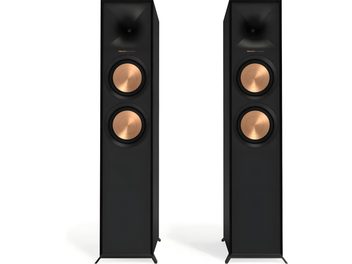 Paire d’enceintes colonnes Klipsch R-605FA vues de face, coffret rectangulaire noir en MDF avec pavillon tweeter carré noir en haut, deux boomers circulaires cuivrés alignés verticalement et pieds fins inclinés
