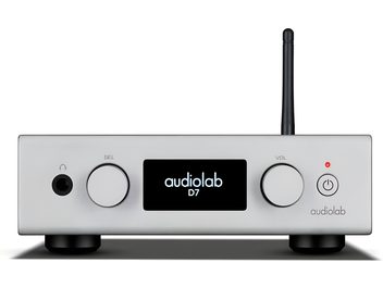 Preamplificatore per cuffie hi-fi Audiolab D7 argento in alluminio, vista frontale, pannello con display centrale nero, due manopole circolari, presa per cuffie, pulsante di accensione a LED rosso e antenna nera posteriore