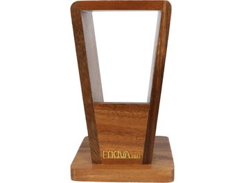 Accessoire pour casque HI-FI Enova HIFI DELUXE HSWO noyer, vue de face, structure en bois, base carrée, logo doré en bas