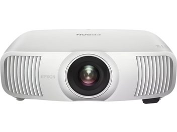 Epson EH-LS9000W videoprojektors balta krāsā, plastmasas korpuss, priekšējais skats, centrālais objektīvs, sānu ventilācijas rešētki