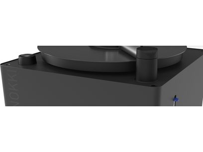 Machine lave disque vinyle Okki Nokki One noir, vue de dessus en gros plan, capot fermé, bras de lecture et plateau rotatif