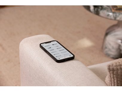 Ampli hi-fi stéréo Denon DRA-900H noir, vue de face en gros plan sur l'écran d'affichage allumé posé sur un tissu beige