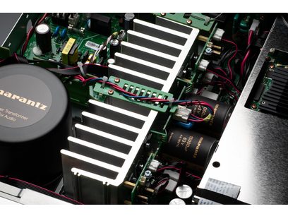 Ampli hi-fi stéréo Model 60n noir, vue interne, dissipateur thermique blanc, condensateurs cylindriques noirs, câblage multicolore