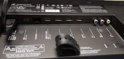 Barra audio nera con porte USB, HDMI, ottica, coassiale, RCA, pulsanti di controllo e avvertenza di rischio di scossa elettrica