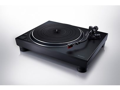 Platine vinyles hi-fi Technics SL-1500CEG-K noire, vue de dessus en légère plongée, plateau et bras de lecture visibles