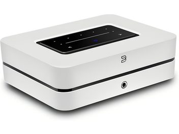 Integreret hi-fi stereo forstærker BlueSound Powernode 2025 (N331) hvid, rektangulært kabinet i mat hvid plast med sort central rille, indbygget sort blankt touchpanel på toppen, stiliseret logo og 3,5 mm jackstik på fronten, set i trekvart forfra