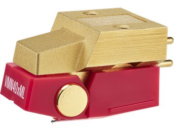 Audio Technica AT-VM740xML vinüülplaadimängija helipea, paremalt eestvaates, pealiskorpus kuldse tekstuuriga metallist, millel kaks keermestatud ava, alumine osa punasest plastist, millel VMN40xML tempel, kuldne dekoratiivketas ja kaks kuldset silindrilist tihvti tagaosas