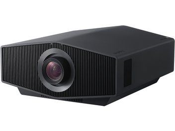 Sony BRAVIA Projektor 8 sort VPL-XW6100ES, perspektivvisning, sort rektangulært kabinet, frontcirkulær linse omgivet af en lodret gitterstruktur